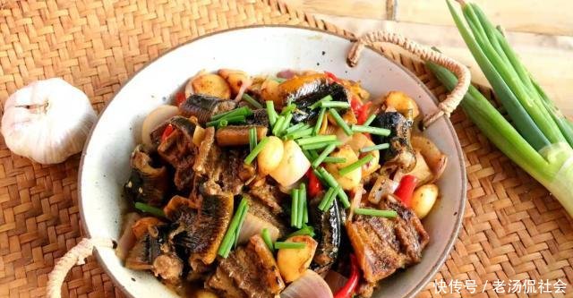 「炖汤」黄鳝滋补,不炖汤试试这样烧,蒜香浓郁肉质鲜,一下做5条不够吃!