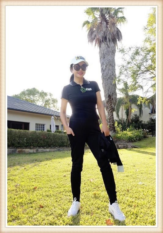 62岁刘晓庆不服老!身穿银色蕾丝开叉裙,网友:坐下来啥都看见了