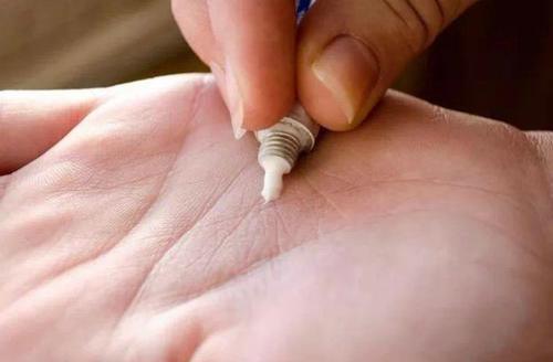 药店常见的一软膏,每天用它涂下脸,祛除斑点美白嫩肤