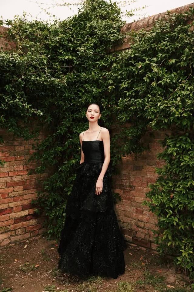 钟楚曦惊艳亮相威尼斯 时尚“黑”马高贵依旧