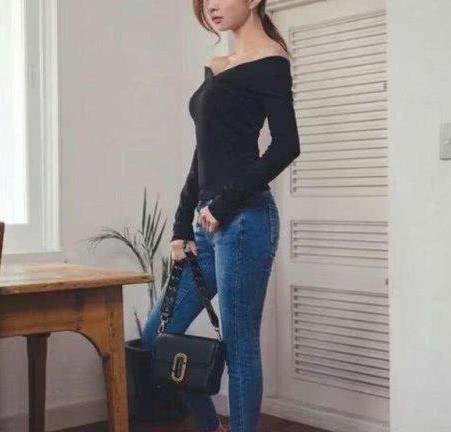 修身牛仔裤独特的造型，造就了美女永恒的魅力