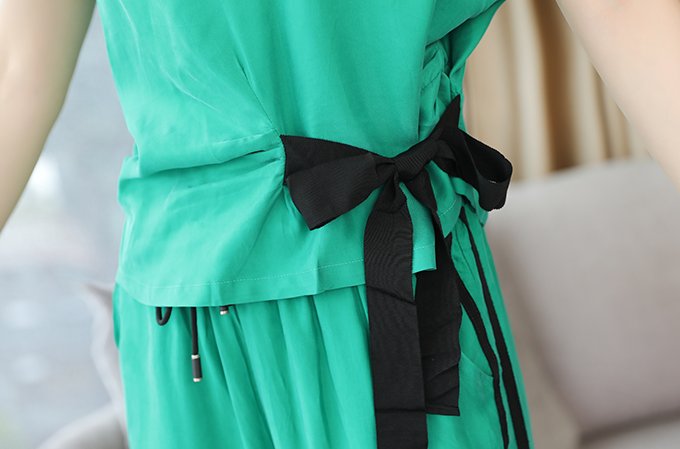 奔5老妈真会穿,夏天穿阔腿裤套装出门,街坊都夸她魅力不减当年