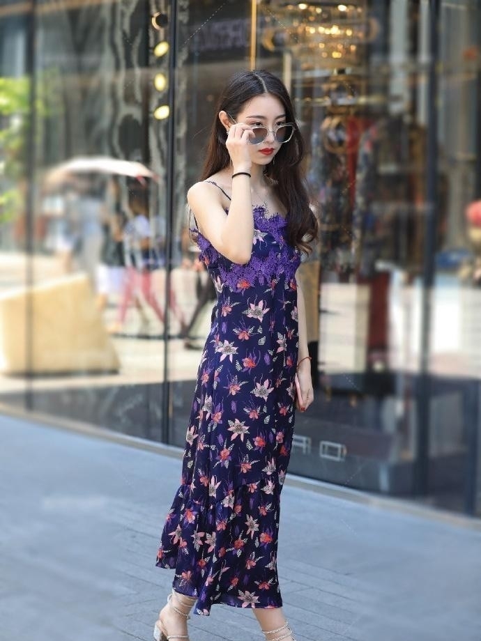  『碎花』街拍：碎花连衣裙小姐姐，皮肤白皙温婉迷人