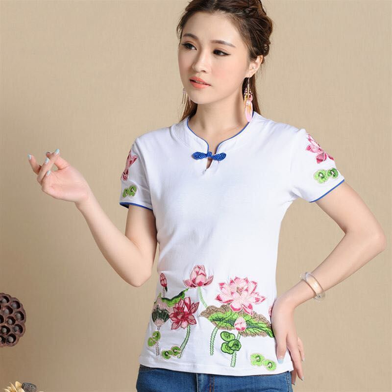 瞧瞧，这就是现在流行的民族风，你别说，穿起来更显年轻了