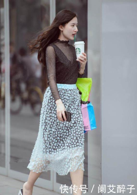  『美女』街拍：身材高挑的时尚美女，穿蓝色一字肩连衣裙，尽显淑女气质