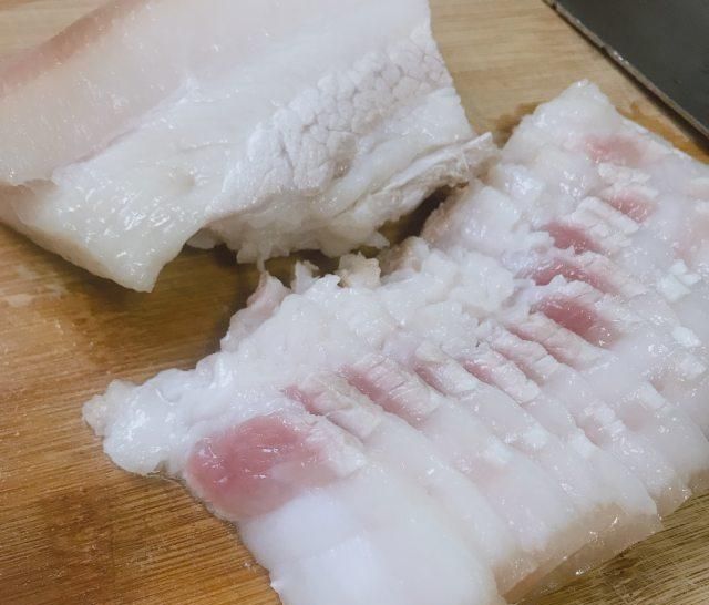  「值得」手撕包菜的家常做法，酸辣脆爽，值得收藏！