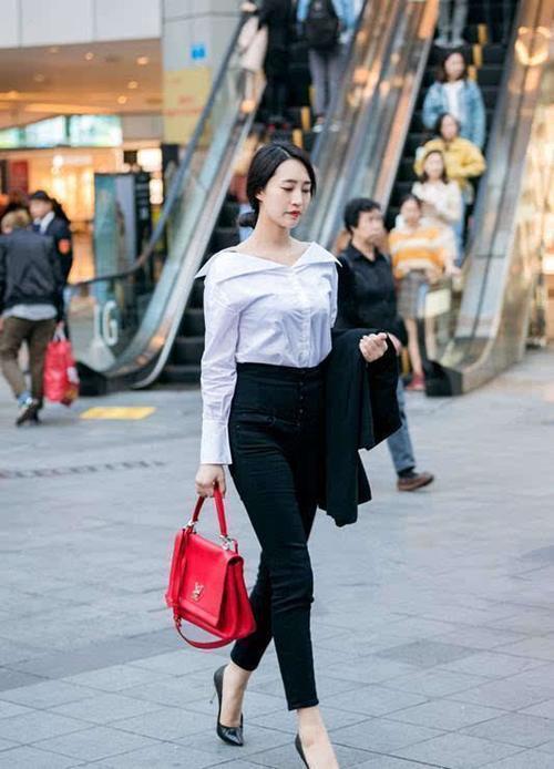 街拍：时尚就是这么随性尽显出女性的柔美气息