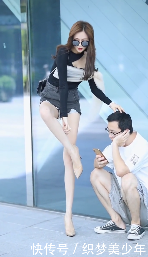 #挠痒#扶着小哥的头给自己挠痒，有考虑过别人的感受吗！