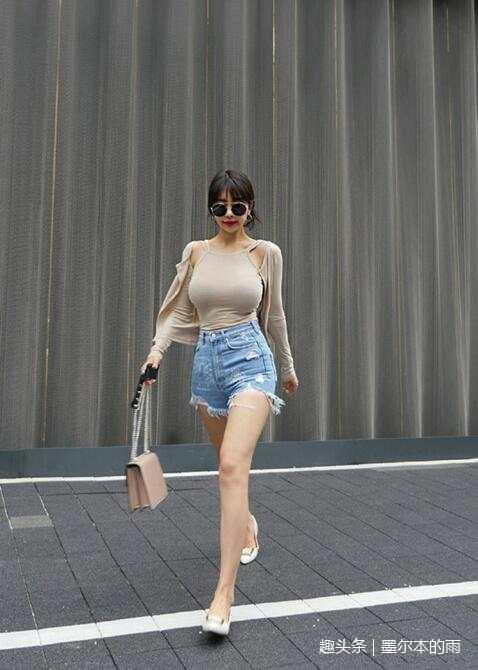 街拍:牛仔裤小姐姐走在潮流的前端,紧身更显女性时尚范!