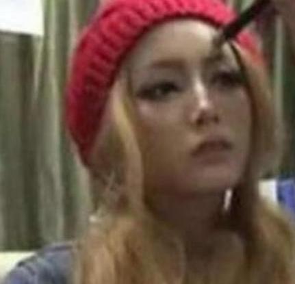 20岁的美女为保持形象, 长达两年没有卸妆, 后果却让人担忧