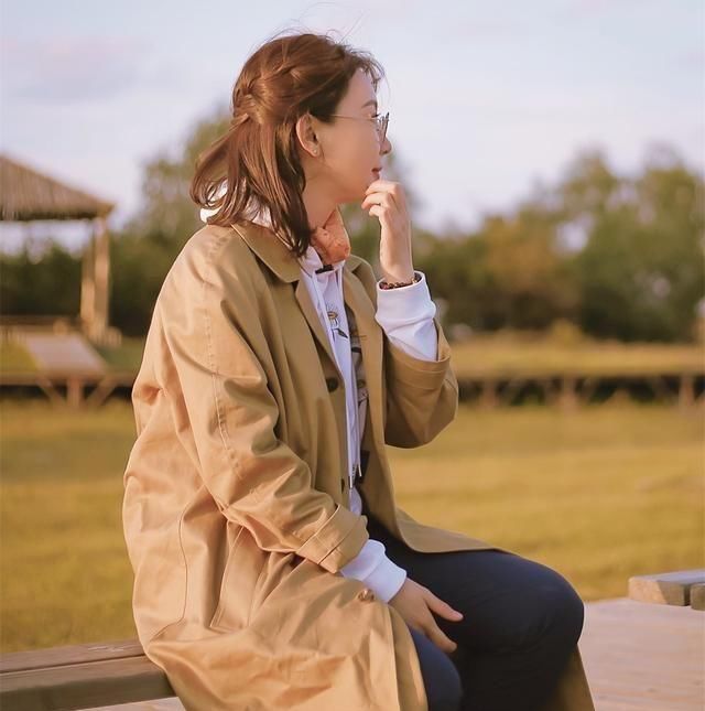  女人：上了年纪的女人,尽量这样弄发型,显年轻还拉高气质!