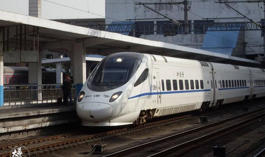  #美女#为什么火车只会播报晚点？不能提前吗？美女乘务员来告诉