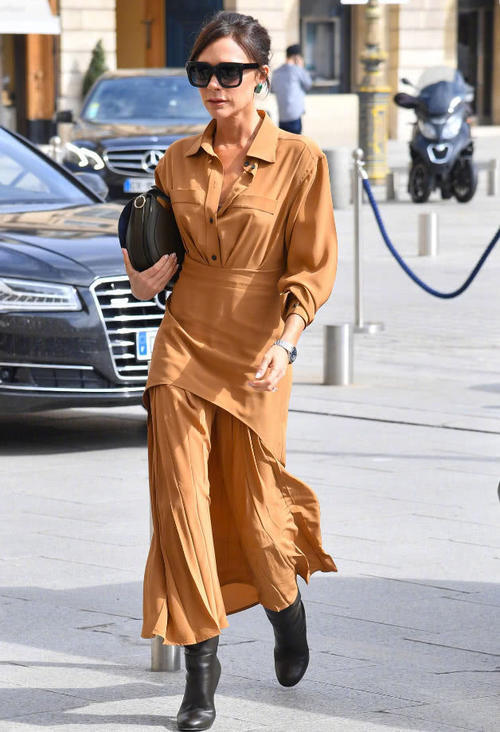 “贝嫂”维多利亚长裙拖地穿出气场，网友：心疼地上的裙子！