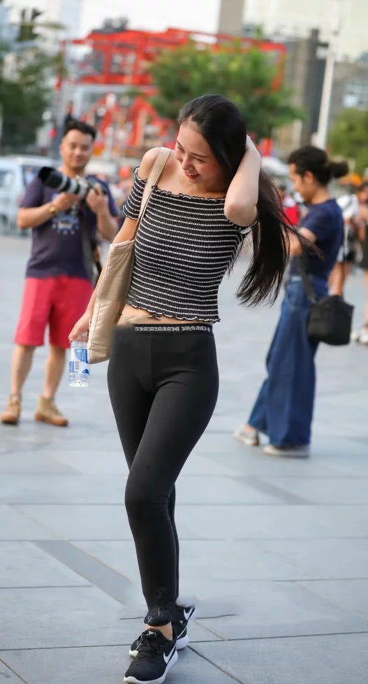 紧身裤小姐姐玩街拍，说好的最美的瞬间，结果照片是这样的