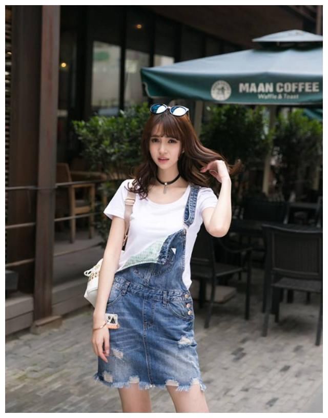 街拍:图1时尚靓丽,图2身材有料,图3小露香肩和美腿!