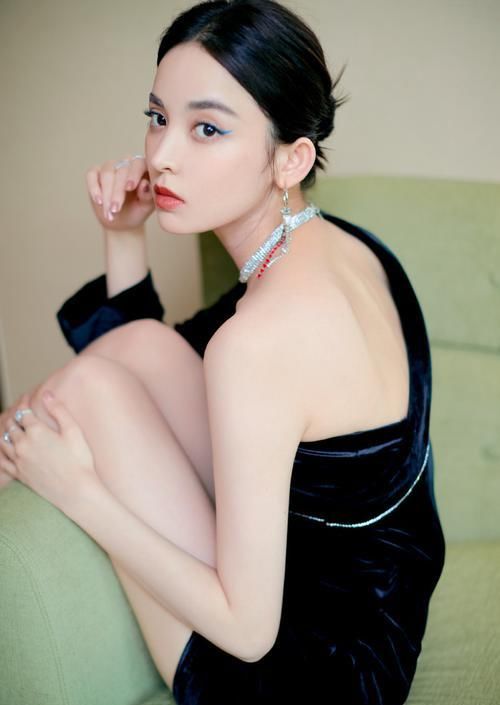  斜肩■娜扎这样的人间绝色太难得，穿斜肩丝绒礼服，美得让人挪不开眼
