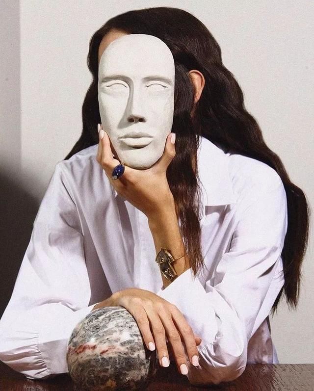 有一种“极简主义”，把女人的身体戴在耳朵上