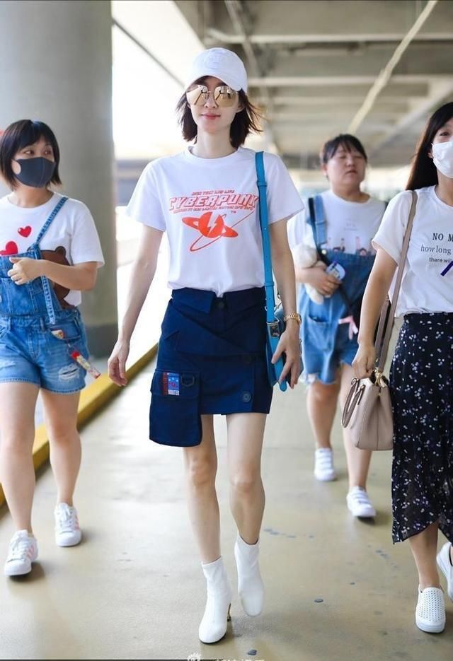 王丽坤穿的“蜈蚣裤”太抢眼，这样露腿，还不如穿条短裤方便！