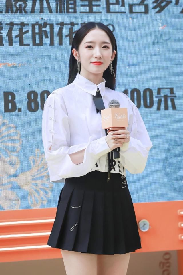 #日常#日常搭配不出彩?你还缺一件短款百褶裙,三种搭配让你气质又优雅