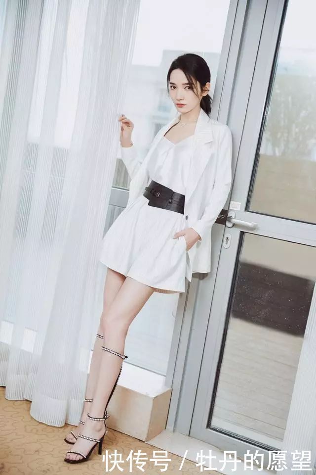 手支撑地面■十分惹人怜爱,身材好的像仙女,28岁代斯面容姣好
