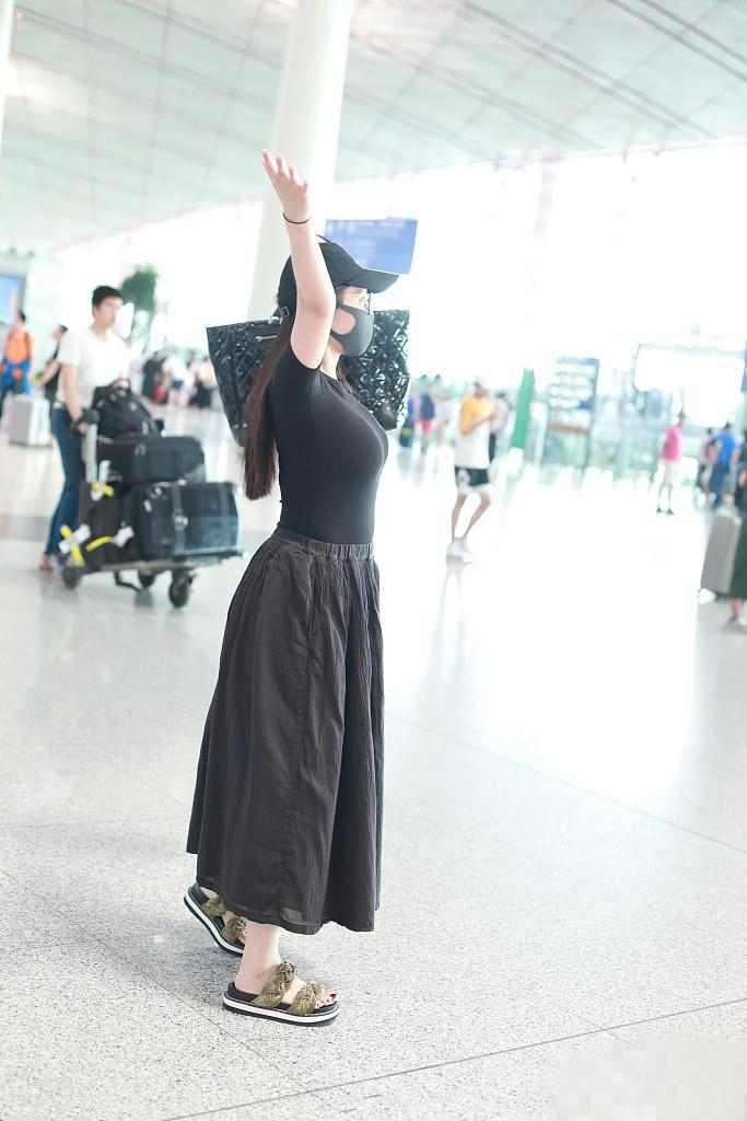 徐冬冬低调现身, T恤搭半身裙接地气, 网友却凭借着身材认出了她