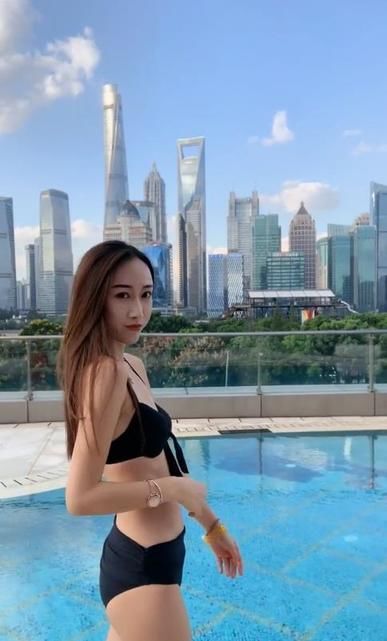  现出|身穿泳衣的小姐姐，身材好气质佳，时尚十足！