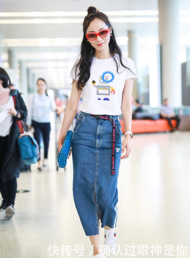 韩雪穿拖鞋现身，意外被高颜值助理抢镜，网友：可以单独出道了！