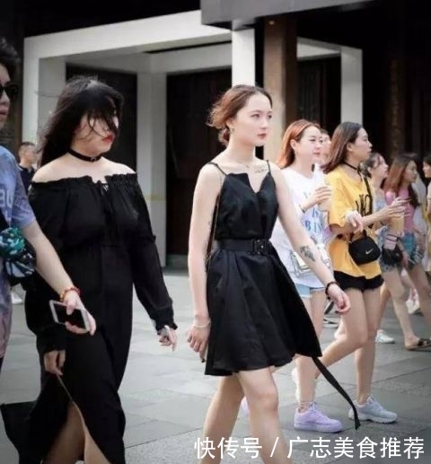  『短袖』街拍：身材苗条的美女，一件白色短袖配牛仔裤，高挑靓丽好身材