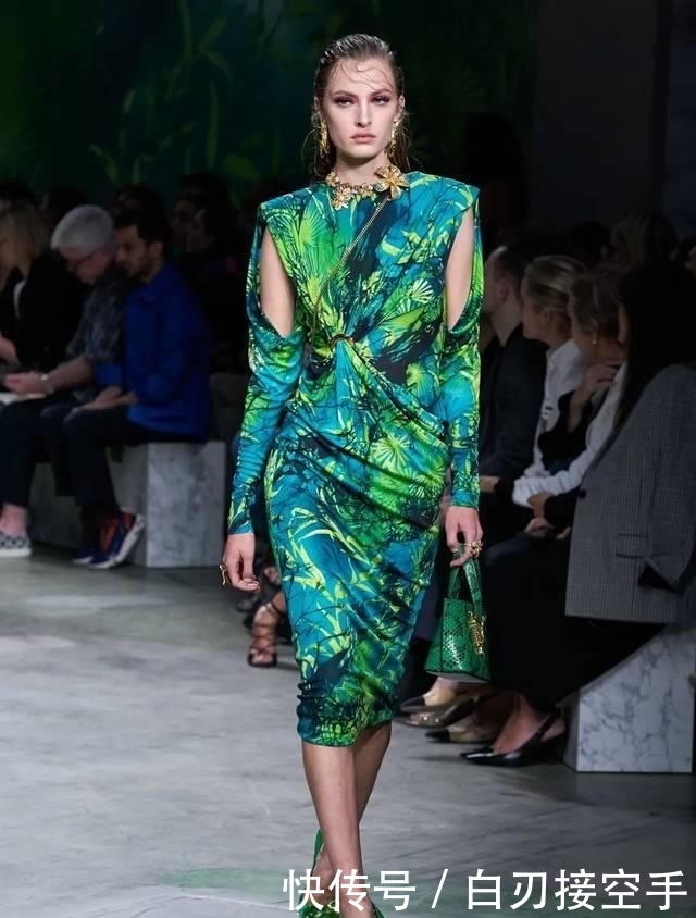 『花朵』2020开春 流行穿“开满花”的裙子,谁穿谁美!