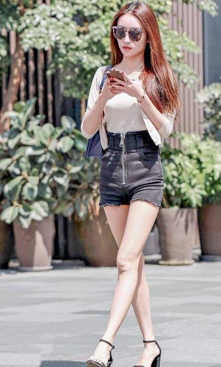 街拍:图二美女穿裹胸上街,裸露小蛮腰,大叔五米开外还在回头看