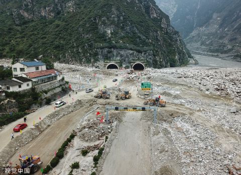 四川汶川:都汶高速临时抢险通道抢通