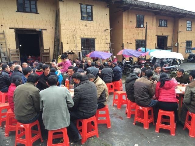  酒席■农村出现冷席怪象，农民出了份子钱，却不愿到场吃饭，什