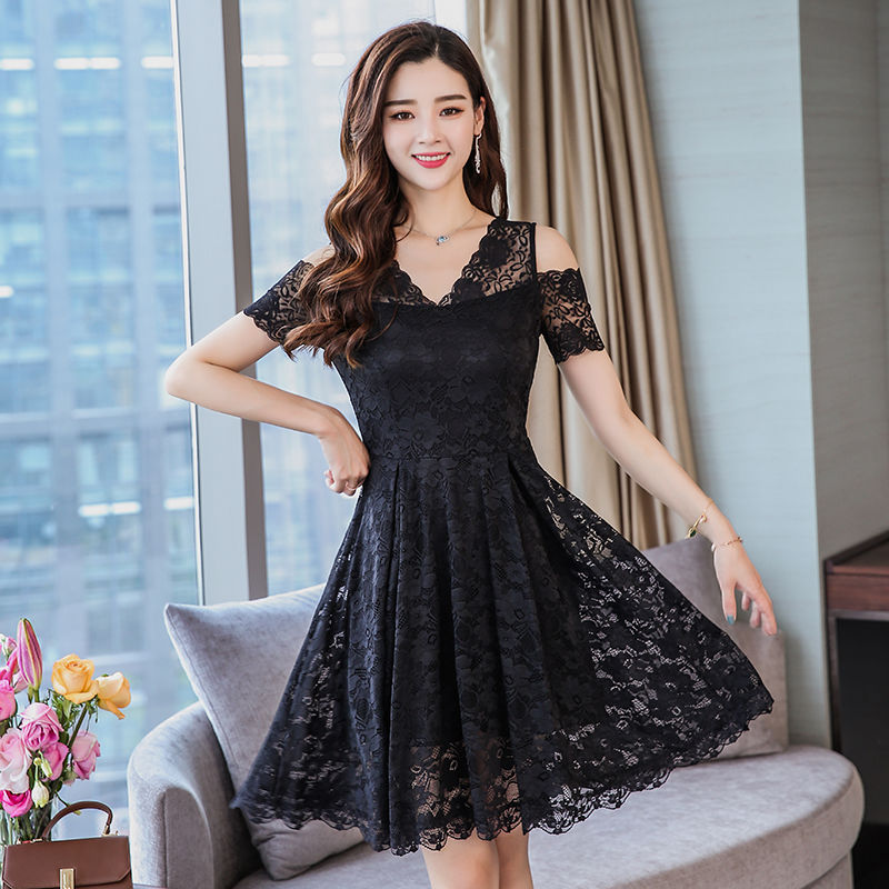 T恤衫不时兴了，如今流行蛇腰裙，搭小凉鞋，显嫩迷人，令人羡慕