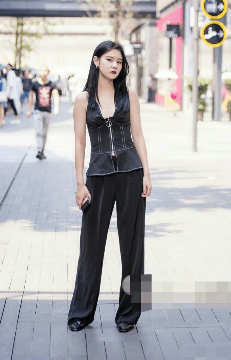 [小姐姐]街拍：女神范的小姐姐，秀出青春活力范，女人味十足