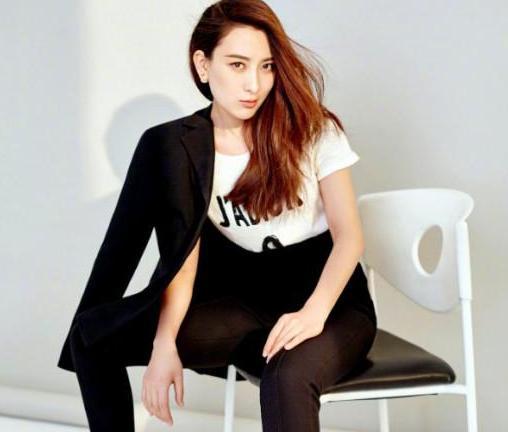 马苏也是“真性情”，出门脚踩拖鞋只穿“睡衣”，网友：欣赏不动