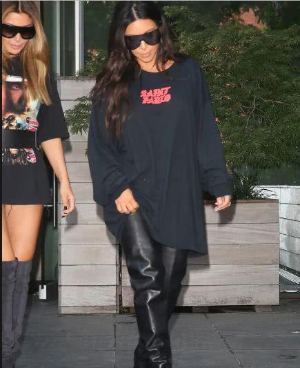 金·卡戴珊夏天酷爱的着装，最服她穿的长筒靴，我以为是裤子