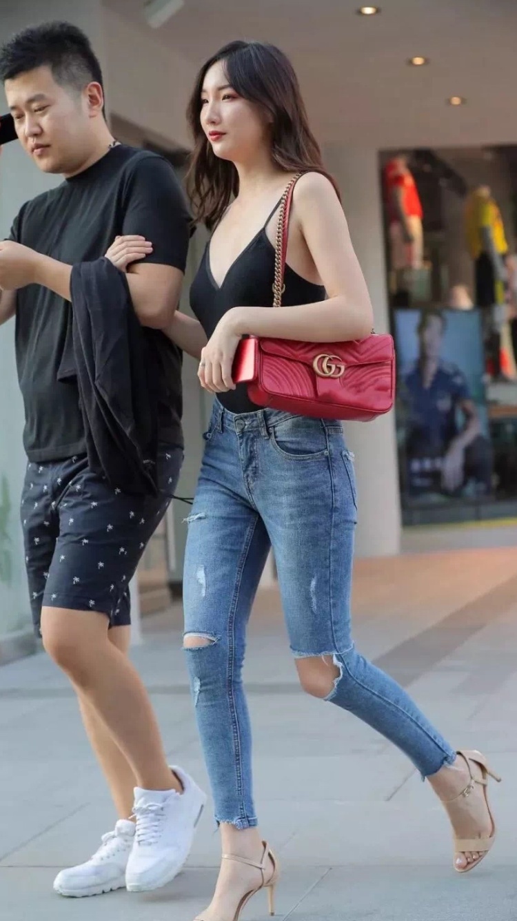 街拍丨周末，多希望有个大长腿女友陪着逛街呀！