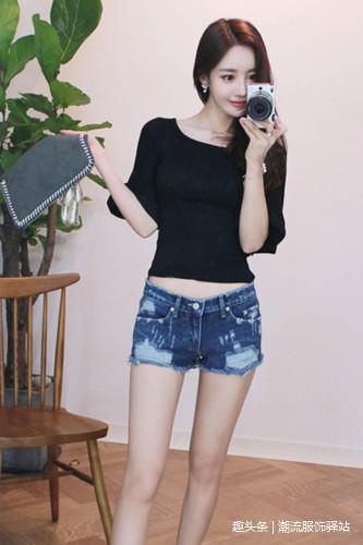 漂亮的辣妈,戴着墨镜,穿着牛仔短裤的一瞬间,打扮得很年轻!