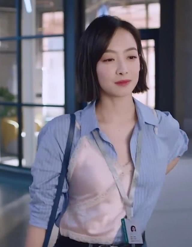  脚下一双：衣服穿一半更时髦，明星们都上头，谁更有范？