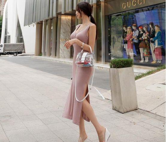 街拍： 紧凑时尚的连衣裙,让小姐姐分外迷人!