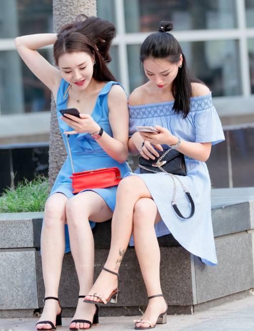 时尚街拍 请注意！美得不重样，一对漂亮性感的姐妹花出现在广场