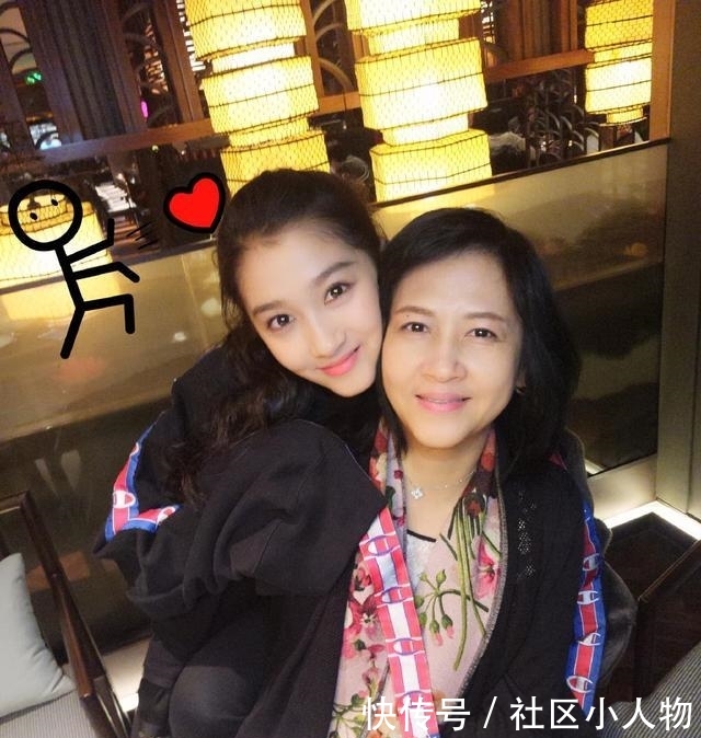 『 全副武装』携妈妈发热门诊检查，传闻辟谣来了，关晓彤母女全副武装