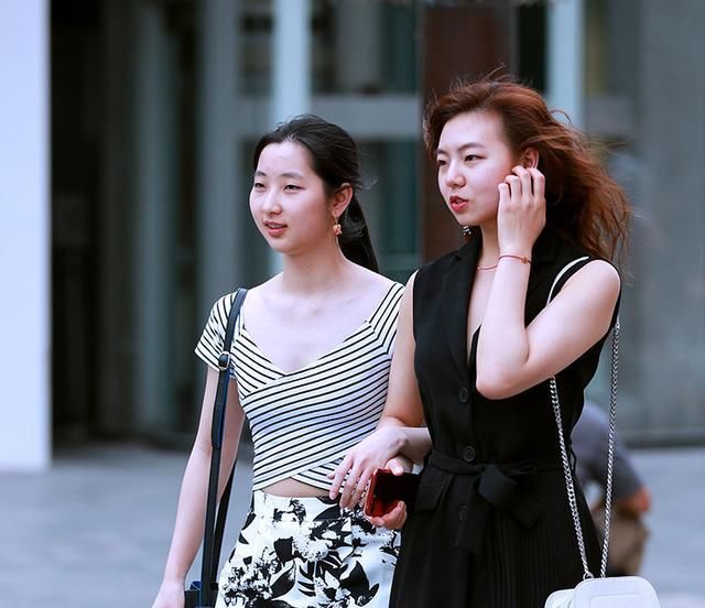 「感觉」小姐姐笑起来好看,也很有魔力,让人感觉甜甜的!