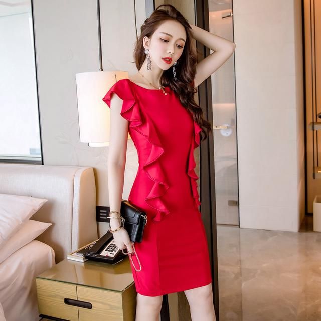 女人味十足的包臀裙，瞧下图女人穿的，美的让人尖叫