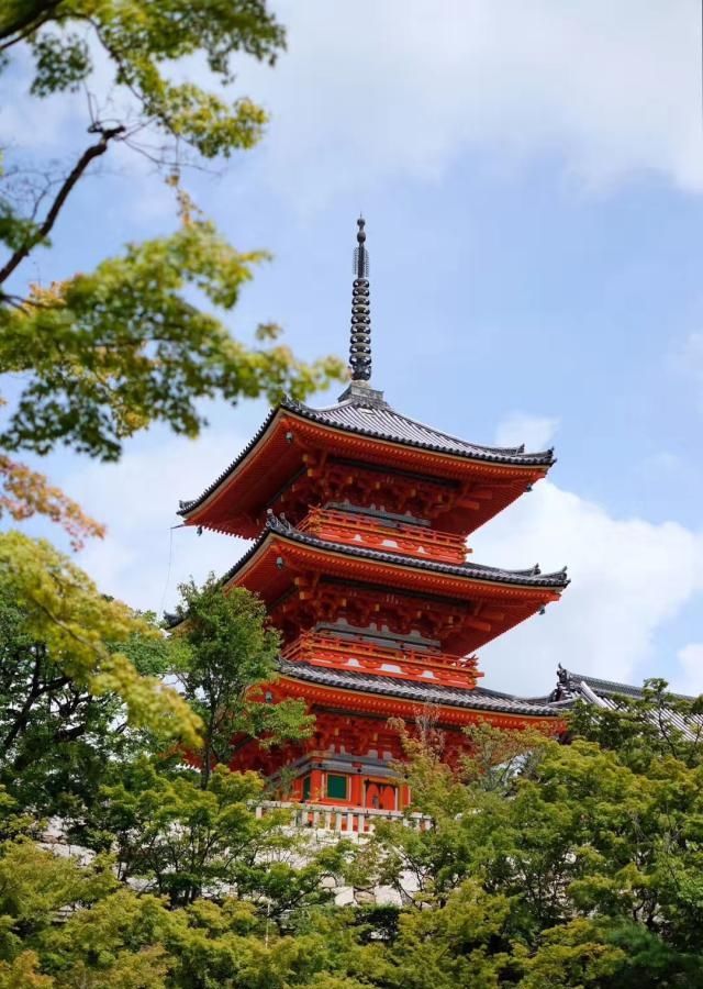 日本清水寺建筑独特，身着和服行走于街巷的女子，成靓丽的风景