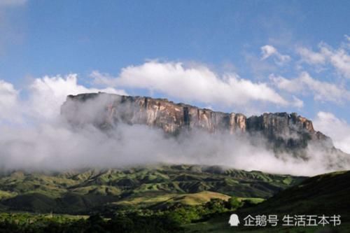 全球最平坦的山脉，被称为“失落的世界”，山顶像一个桌子