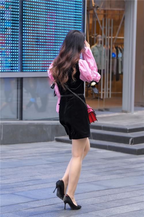  [黑色]路人街拍：气质出众的长发女神，粉红色和黑色搭配起来真的很好看！