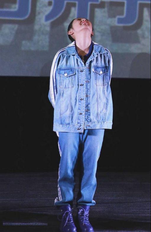 张子枫穿紫色马丁靴，看完她的腿后尴尬了，网友：换回高跟鞋吧