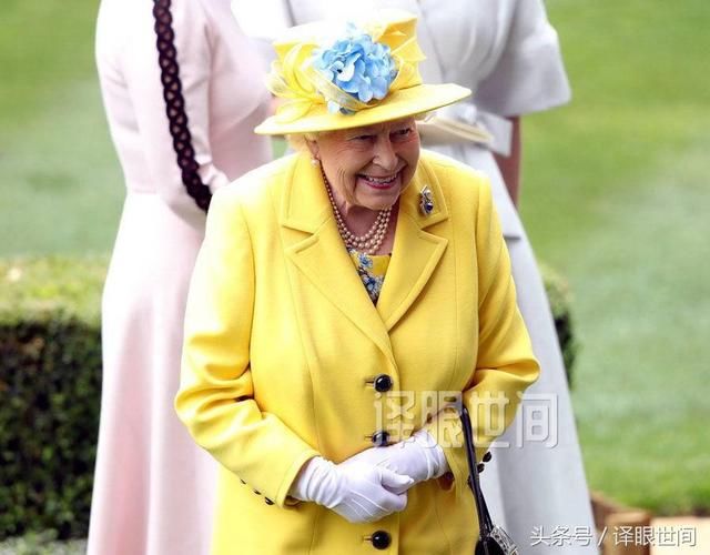 英国女王为何如此钟爱亮眼彩虹色？原因可绝不只是个人的时尚风格