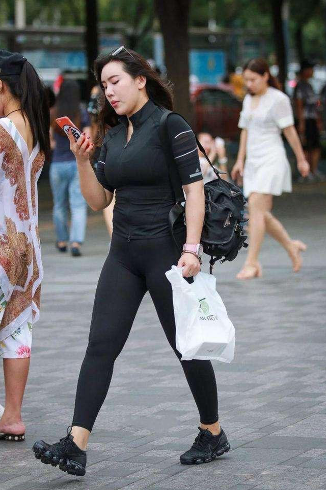 紧身打底裤：带来精致的时尚魅力，展现女神动人风姿！